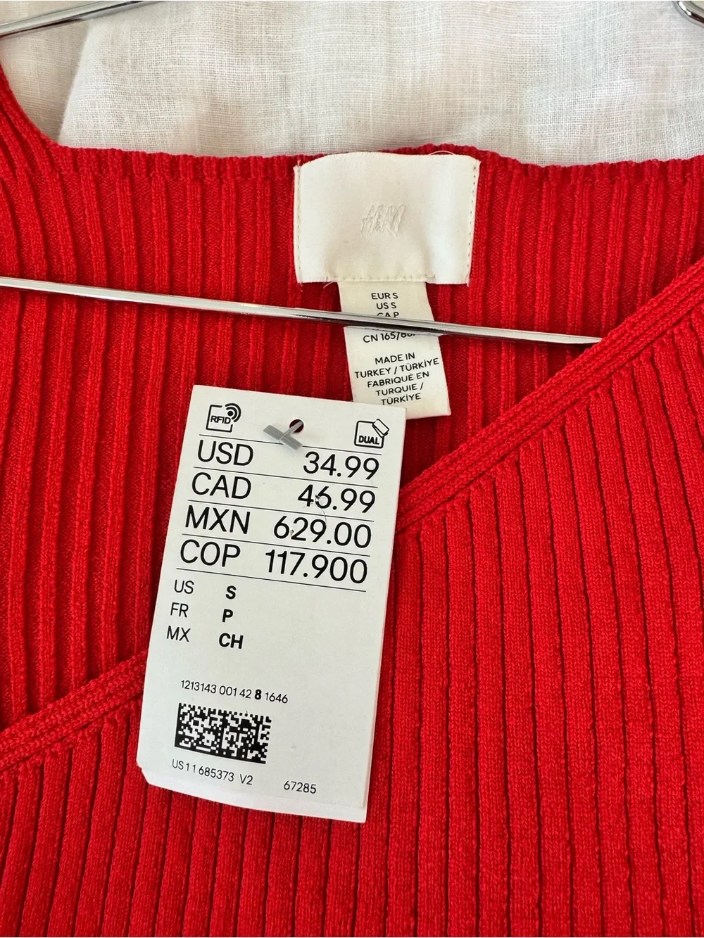 Red Ribbed V-Neck Women's Sweater H & M. NWT.    Size Small